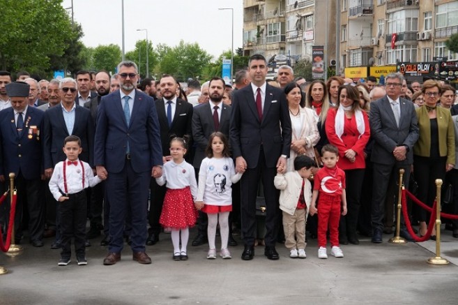 Başkan Gökhan Yüksel Atatürk Anıtı’na Çelenk Sundu