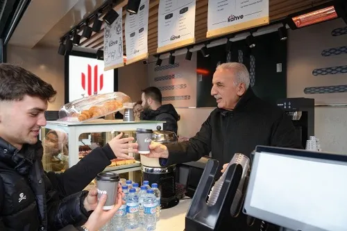 Kendi Elleriyle Kahve İkram Etti 