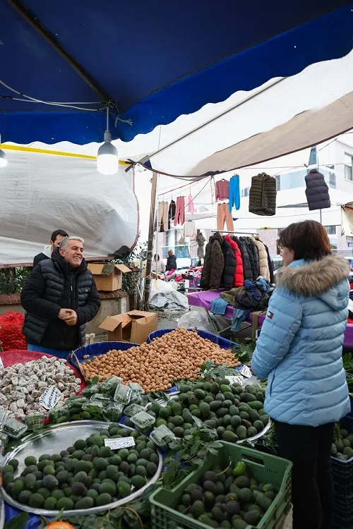 Esin Köymen Küçükyalı Pazarını Ziyaret Etti