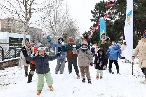 Aileler Ve Çocuklar Kartopu Oynayarak Unutulmaz Bir Hafta Sonu Yaşadılar
