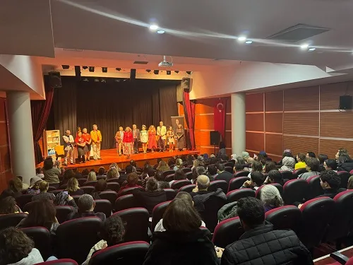 Tiyatro Oyunları Sanatseverlerin Beğenisi Topluyor 