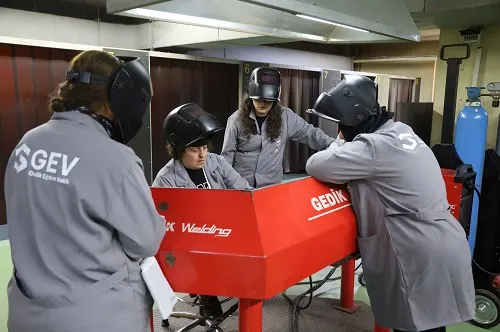  Kadıköy Belediyesi’nin “Kadın Kaynakçılar Yetişiyor” Projesi