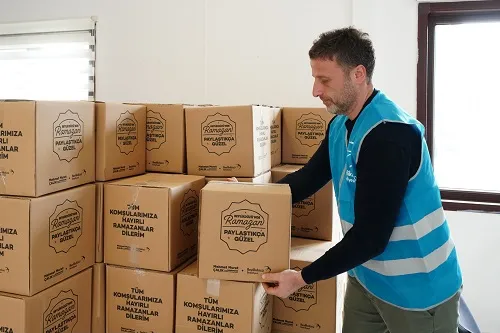 İHTİYAÇ SAHİBİ AİLELERE 5 BİN KOLİ GIDA VE ERZAK DESTEĞİ