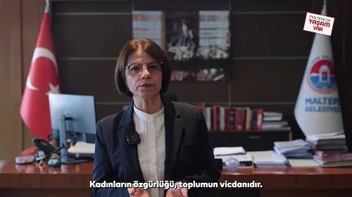 Kadın Çalışma Arkadaşlarıyla Birlikte Yaptı