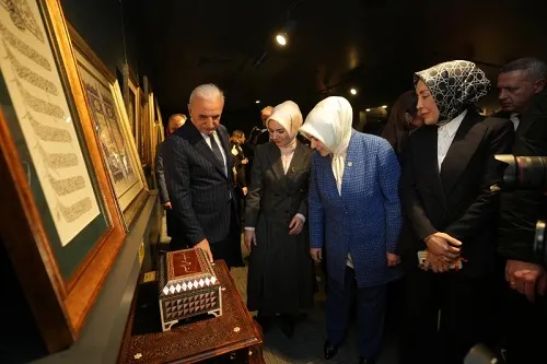 “ZAMANIN İZLERİNDE SANATA YOLCULUK” SERGİSİ SANATSEVERLERLE BULUŞTU