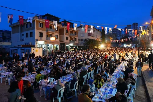 Kartal Belediyesi’nin Açık Hava Sokak İftarları Binlerce Vatandaşı Aynı Sofrada Buluşturuyor