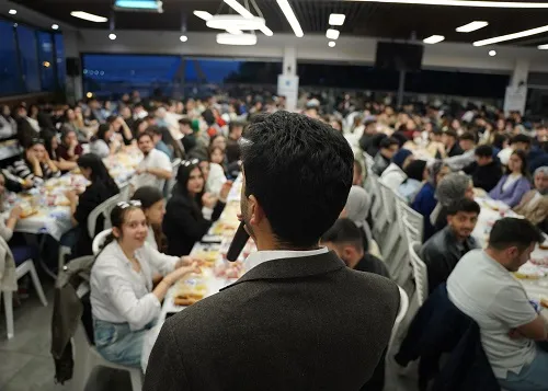 Gençlerle İftar Sofrasında Buluştu