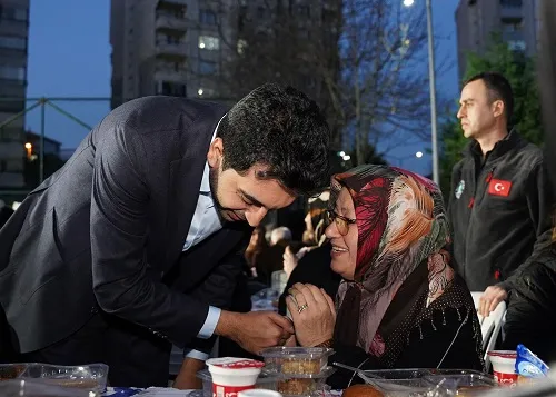 Ramazan’ın Bereketi Sokak İftarlarında Paylaşılıyor
