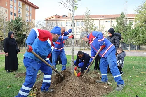 KÂĞITHANE’DE YEŞİL ALANLARA BAHAR DOKUNUŞU