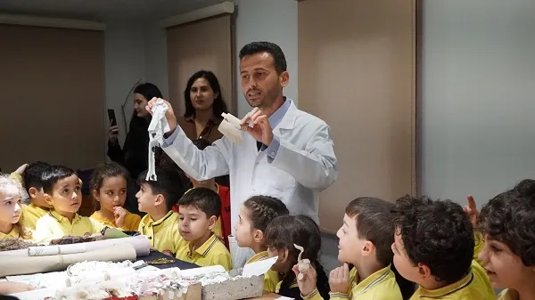 ÇOCUKLAR EL YAPIMI KÂĞITLA HEM ÖĞRENİYOR HEM ÜRETİYOR