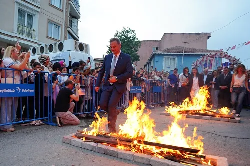 BEYLİKDÜZÜ HALKI BAHARI HIDIRELLEZ ŞENLİĞİ İLE KARŞILADI