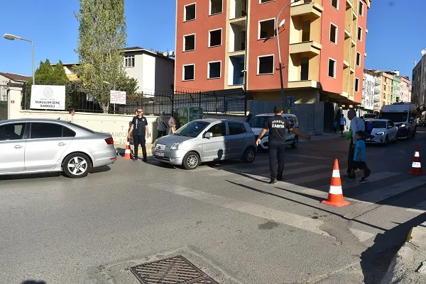 ZABITA EKİPLERİ OKUL ÖNLERİNDE GÜVENLİĞİ SAĞLIYOR